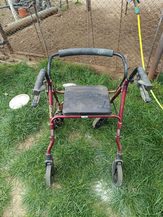 Cadru de mers cu roți si frâne