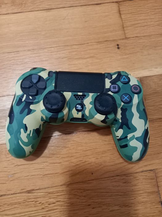 PS4 Плейстейшън 4 с 2 игри и джойстик