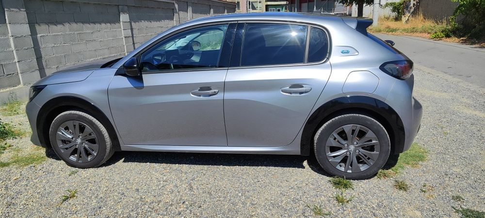 Peugeot e-208 с ниво на оборудване Allure
