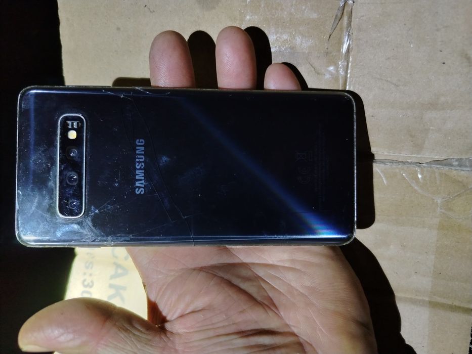 Galaxy S10 cu display-ul defect (spart). Vibrează, se aud sunete.  Pentru piese

#17