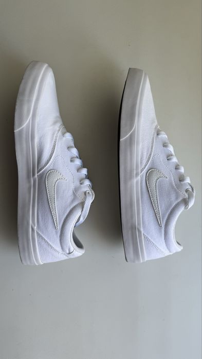 Продам кеды Nike белые оригинал