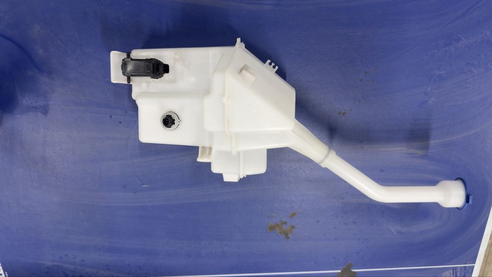 Бачок омывателя на Hyundai SantaFe