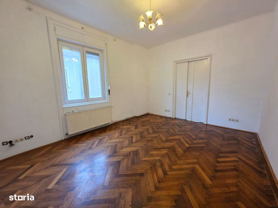 De închiriat apartament 3 camere – Piața 700