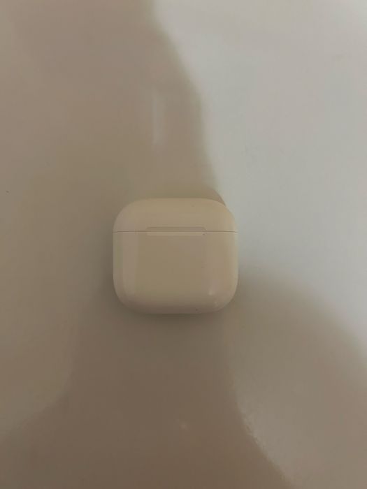 Продам оригинальные наушники аирподс 4