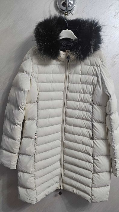 Продавам оригинално дамско яке на MONCLER с естествен пух на качулката