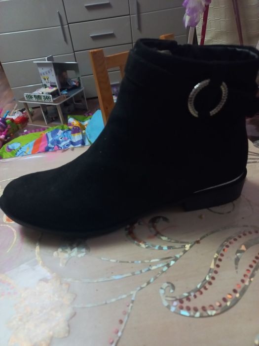 Vând adidași noi și ghete noi ,de mărimea 38 -39