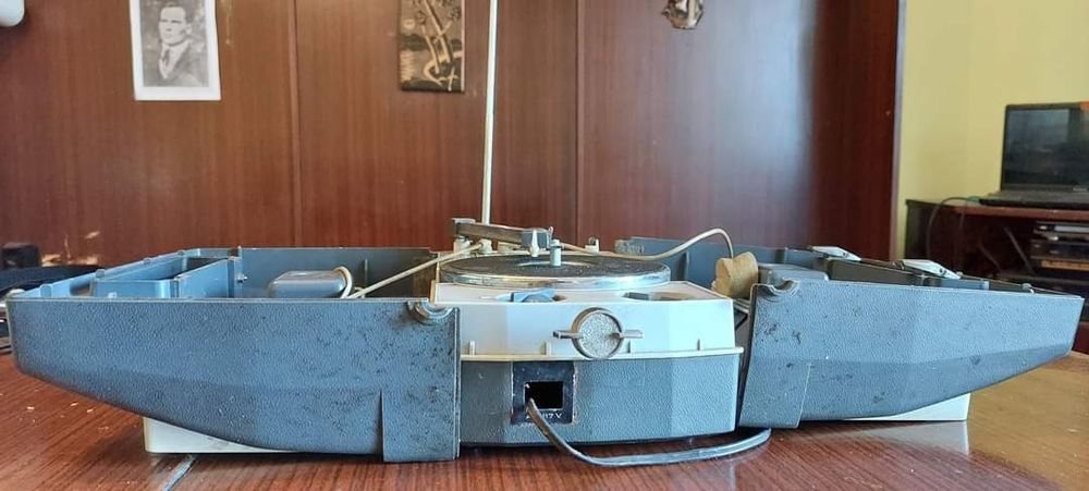 Продавам рядко срещан   Crown преносим стерео плейър STP-80F / FM-AM