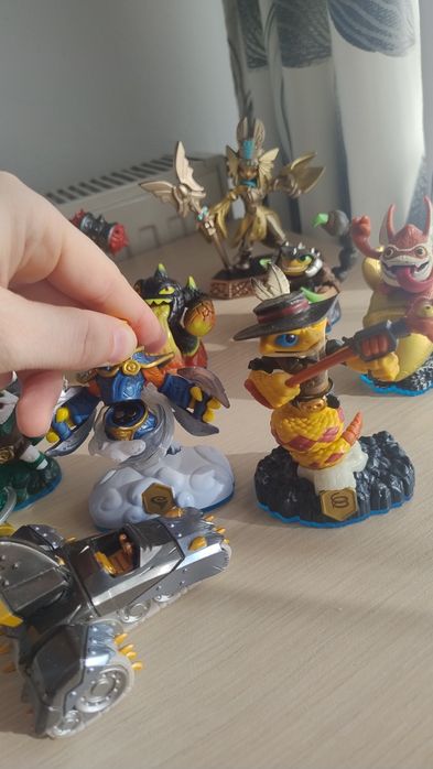 11 figurine skylanders  browser,crash,etc