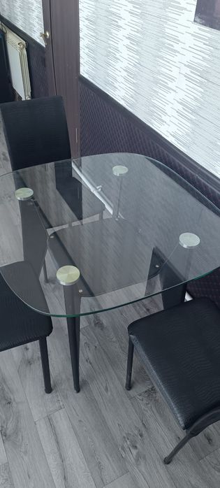 Продам стол стеклянный и 4 стула