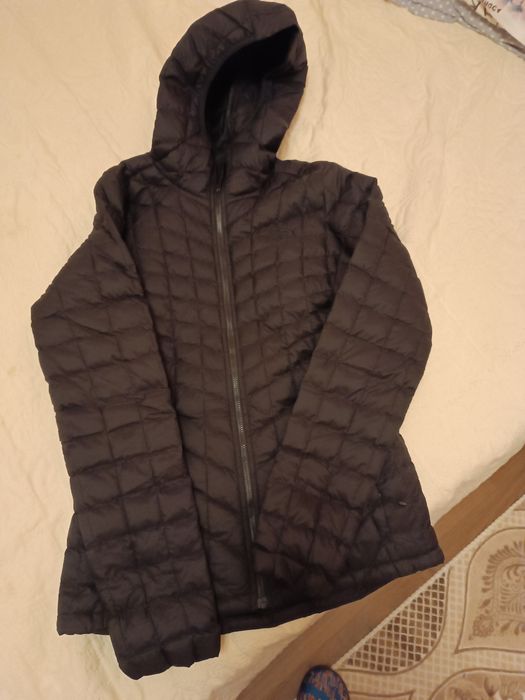 Тънко яке на марка the north Fese