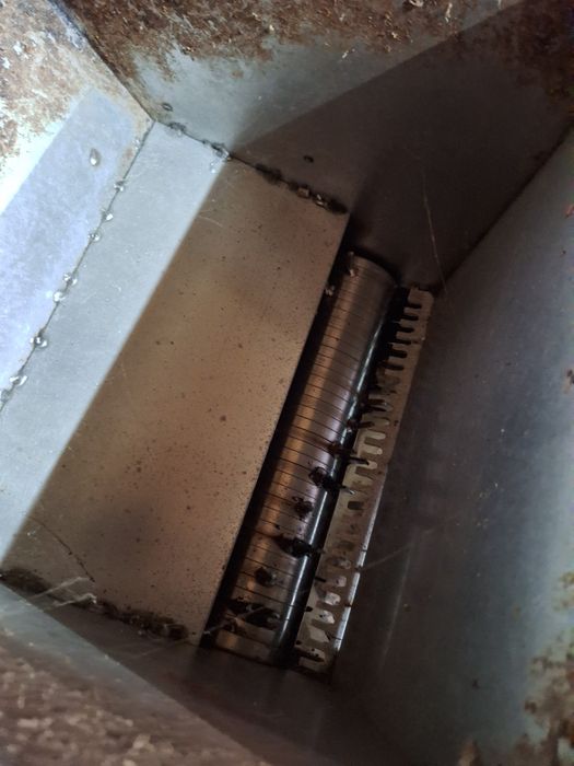 Mașină de tocat mere  cu cos de inox și motor trifazic.