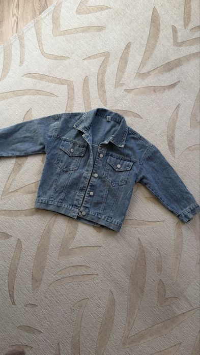 Продкм джинсовую куртку на девочку