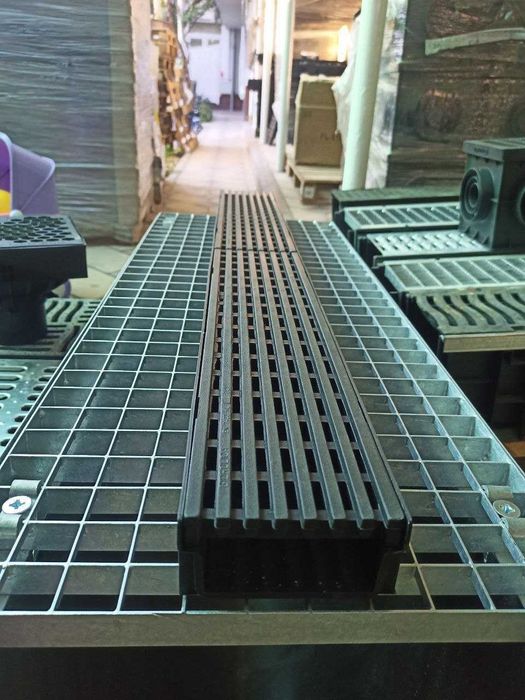 Комплект Gidrolica Light: лоток водоотводный - пластиковый с решеткой