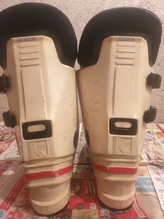 Комплект от 1 бр.ски,1 бр.обувки и щеки 3 комплекта.