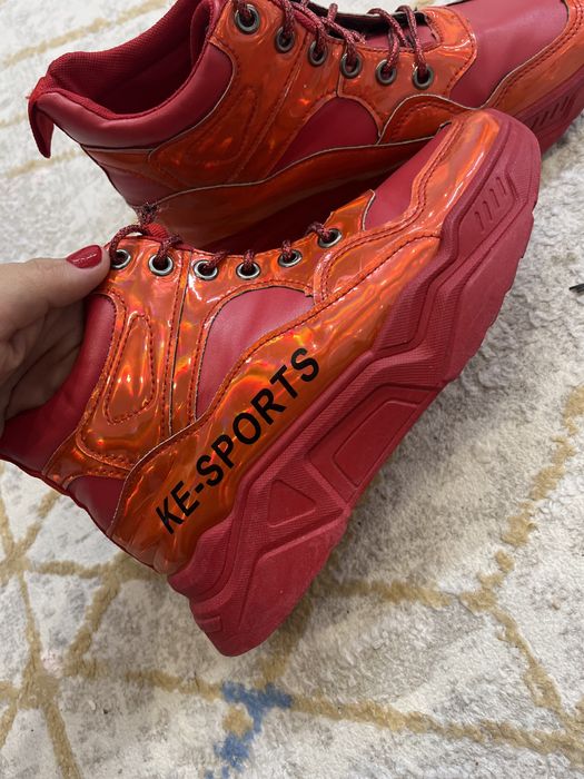 Кроссовки красные 3000 тг