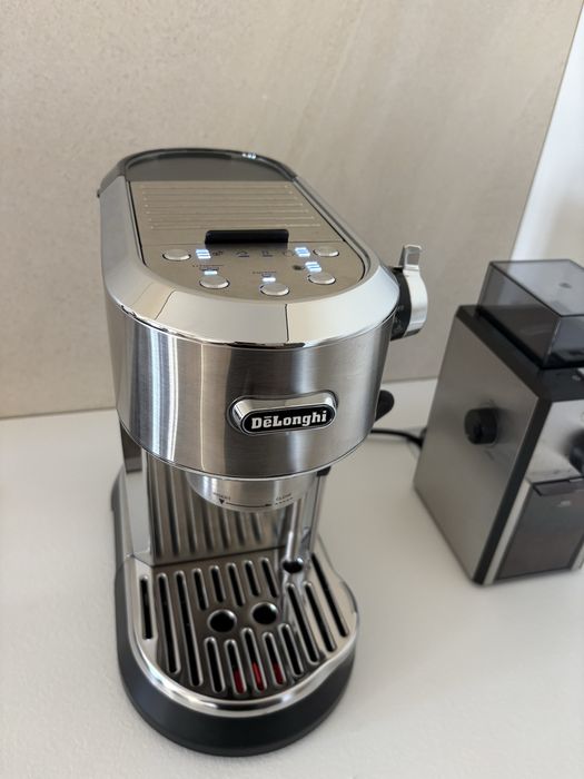 Кофеварка De’Longhi Dedica Maestro Plus EC950.M