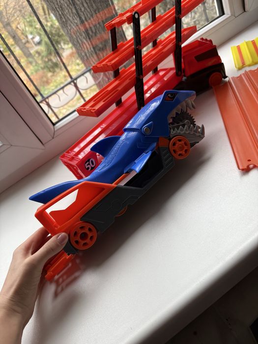Две машины hot wheels б/у