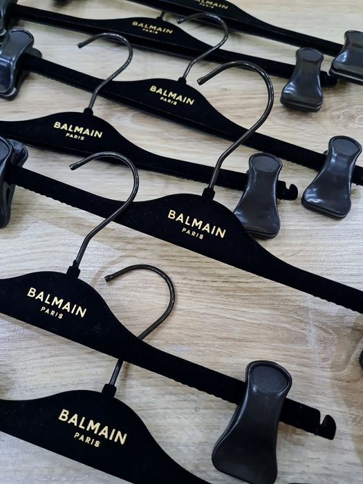 7броя Закачалки Balmain Оригинални
120лв.