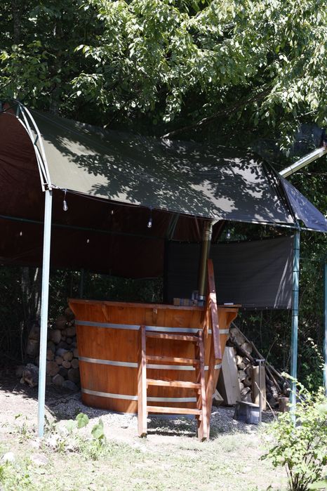 Cabană de inchiriat cu ciubăr și șemineu. Cazare BIHOR Grup/Familie