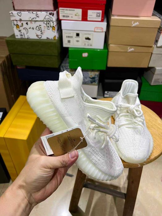 Adidasi Yezzy marimea 37 38