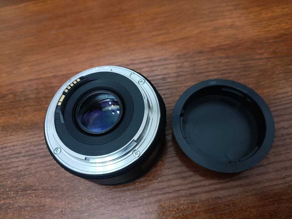 Объектив Кенон  EF Lens 50 mm 1 : 1.8 stm