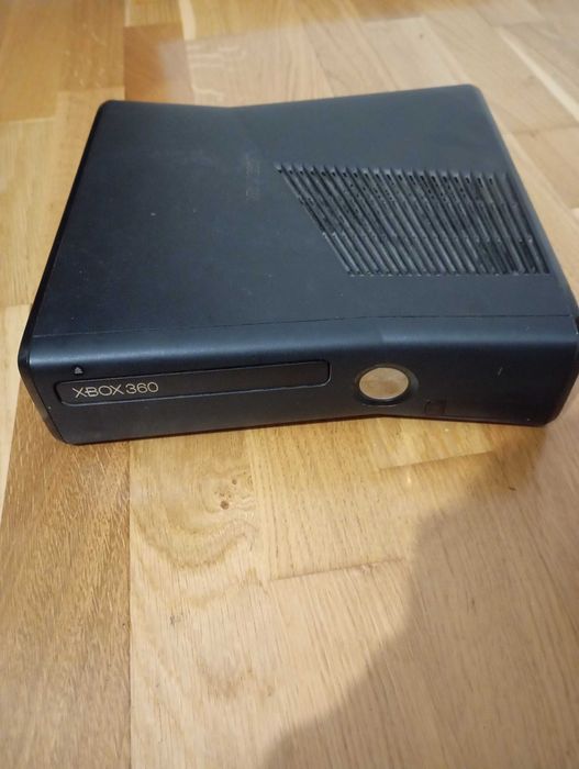 Xbox 360 cu 2 controlleri si 4 jocuri