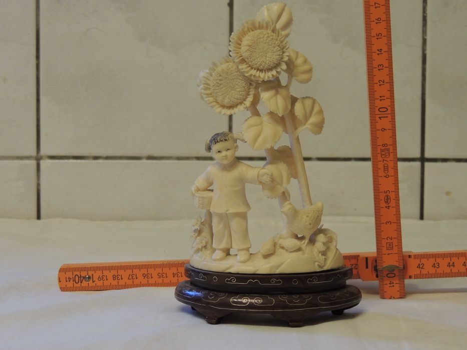 Statuetă din fildeș sculptată manual