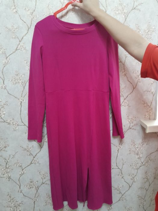 Яркий розовый платье