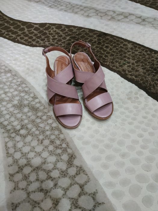 Продам женские кожаные босоножки.