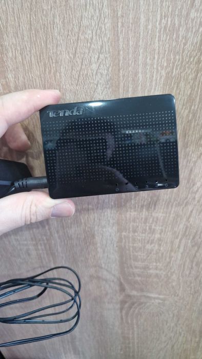 Vand Lot 2 switch Gigabyt 5 porturi foarte mici !! CA NOI !! la 100lei