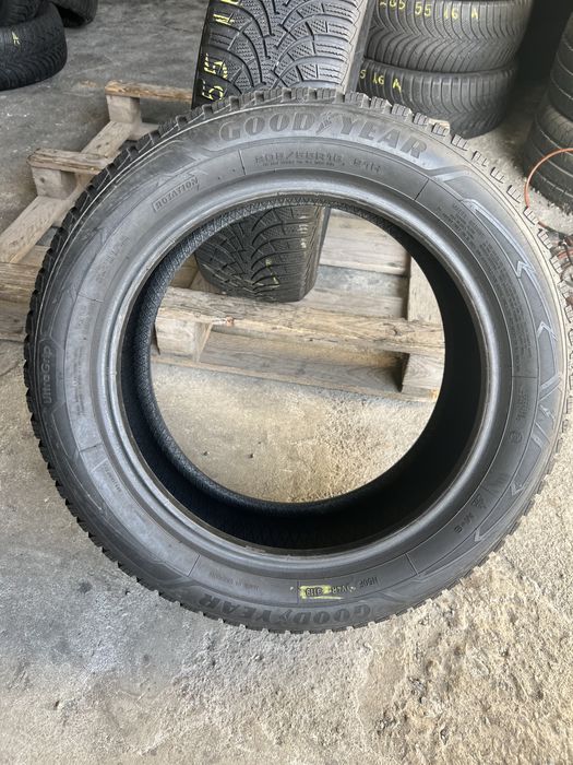 2 anvelope de iarna 205/55/16 Goodyear!