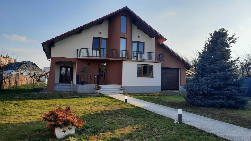 Inchiriez - Proprietate spațioasă în zona centrală – teren 1514 mp