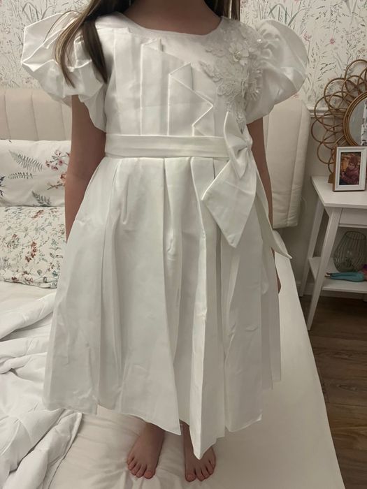 Продаю платье нарядное белое