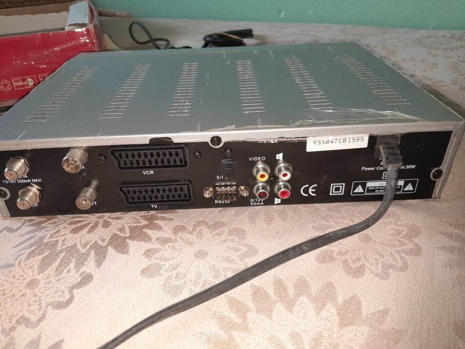 Сателитен приемник и булсатком пълен комплект. Работещи.