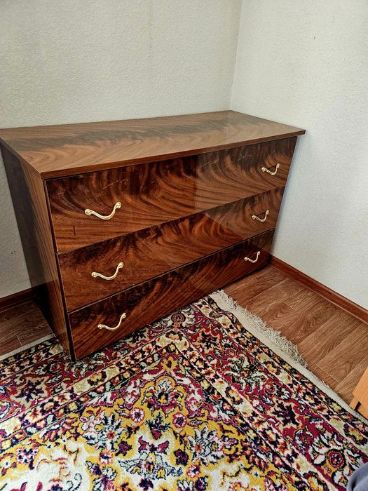 Кровать, комод, тумбы, зеркало