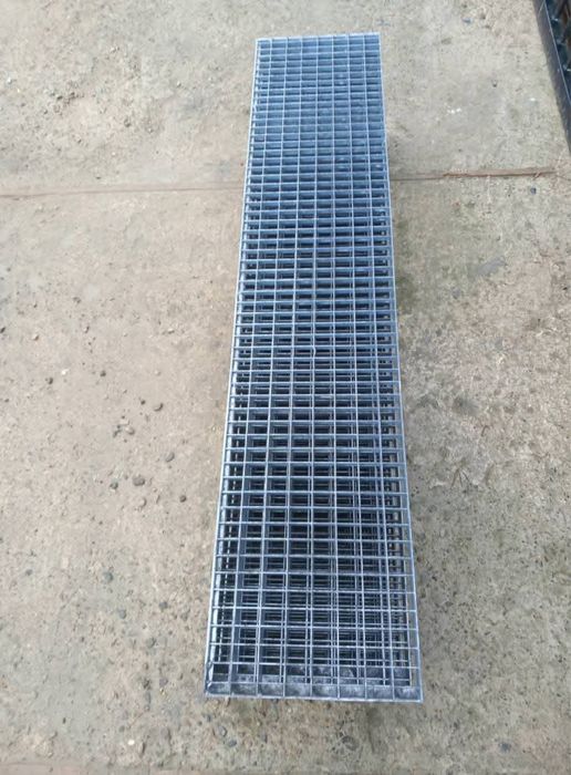Trepte zincate metalice pentru scări metalice