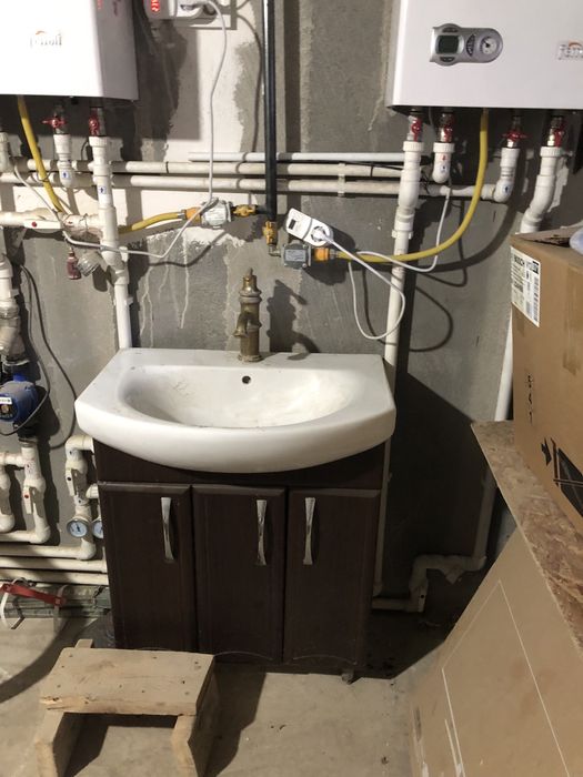 Раковина со шкафом с зеркалом и смесителем