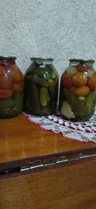 консервированные дачные огурцы и помидоры