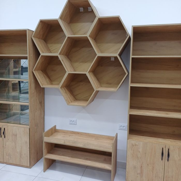 Mebel sotiladi, do'kon yoki apteka uchun mo'ljallangan.