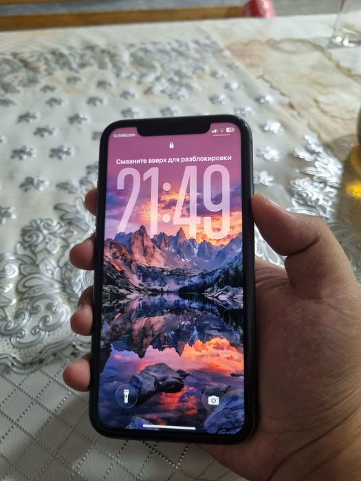 iPhone 11 128GB black. Samsung Galaxy S21 5G 256GB