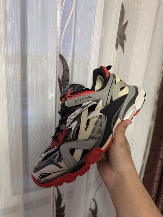 vând Balenciaga track v2