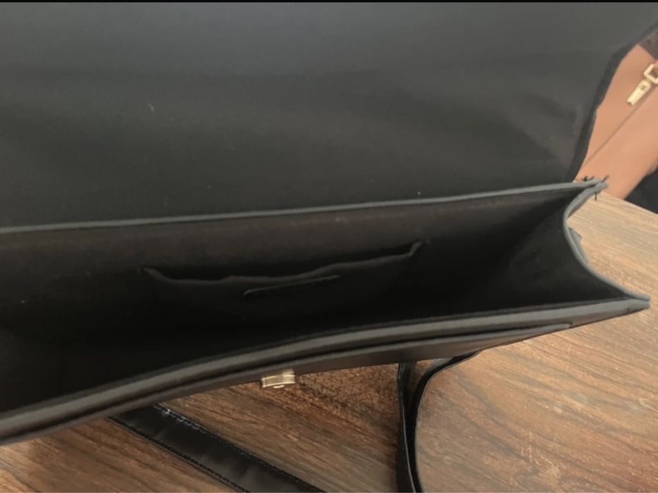 Gentuta Sinsay de culoare neagra.