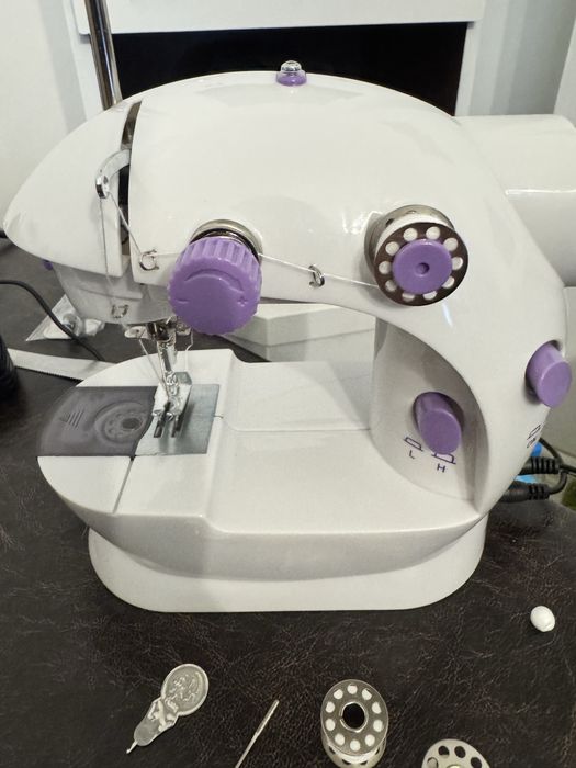 Продавам мини шевна машина – перфектна за начинаещи и професионалисти!