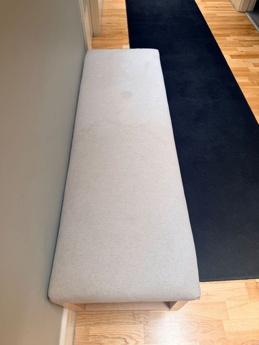 Bancheta dreptunghiulara din stofa gri.Dimensiuni  125x40x h:40