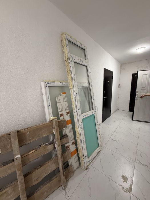 Окна пластиковые с балкона 2.50 дверь и окно , в новом состояние