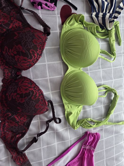 Vand set de 4 sutiene si o pereche de chiloti de baie