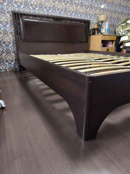 Кровать с матрасом двухспальная.