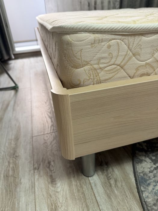 Кровать двуспальная с матрасом