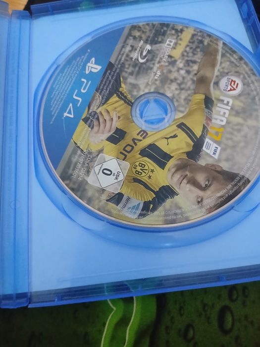 Vând fifa 17  nu are zgârieturi este ca nou lam primit cadou mai jucat merge