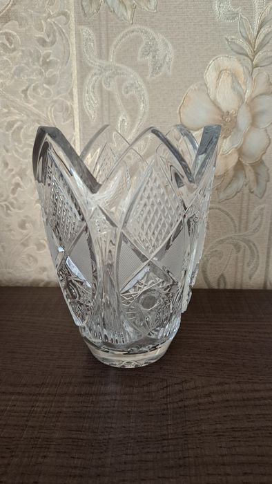 Продам хрустальную вазу